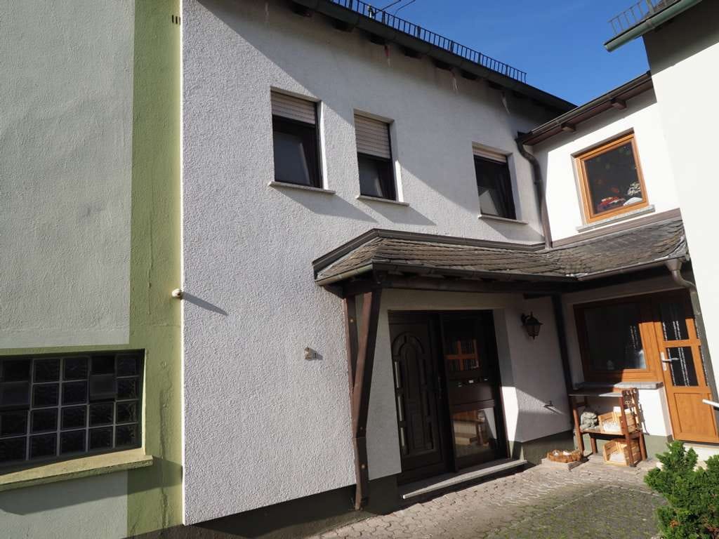 Immobilie in Dierdorf - Einfamilienhaus mit separatem Apartment und großem Nebengebäude - Bild 1