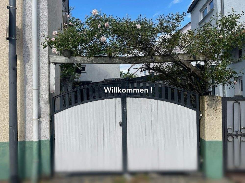 Immobilie in Steinbach - Gross, grün, stilvoll - 8 Zimmer, 2 Bäder u. Fenster neu, Terrassen - Bild 1