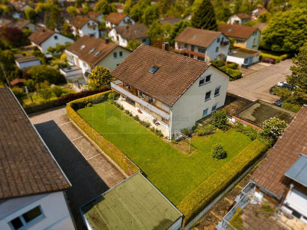 Immobilie in Bad Dürrheim - Wohnen und vermieten in Bestlage von Bad Dürrheim – gepflegtes 3-Fam.Haus mit Südausrichtung u. 2 Ga - Bild 2