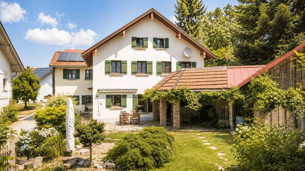 Immobilie in Hutthurm - Mediterranes Landhaus mit Toskana-Flair – kernsaniert, große Scheune, PV & Traumgarten - Bild 1