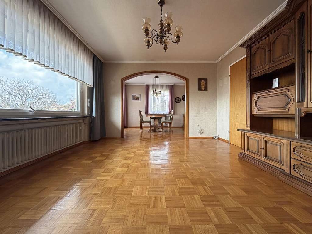 Immobilie in Dornstetten - Familienglück. 7 Zimmer auf 133 qm.
Einliegerwohnung. Tolle Gartenoase. 
Zwei Garagen. TOP-Preis. - Bild 2