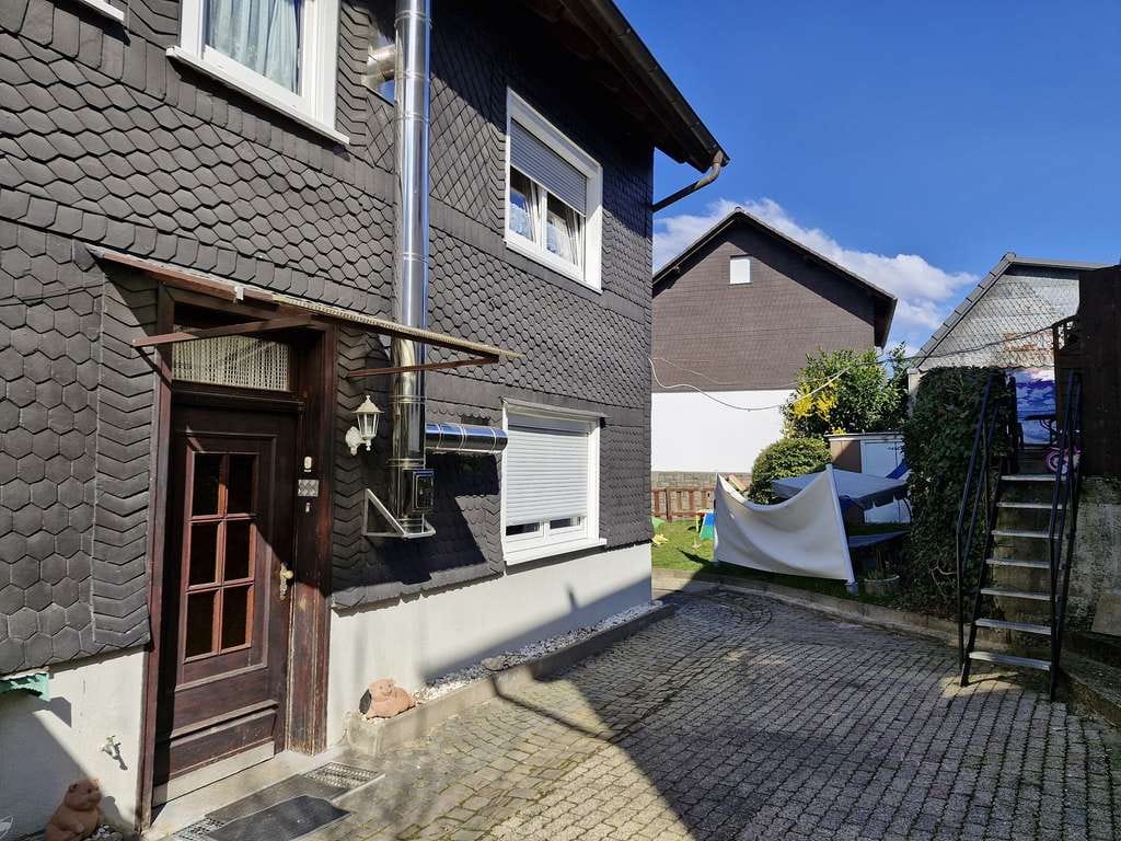 Immobilie in Wiehl - Wiehl: frei verfügbares Zweifamilienhaus mit geräumiger Schrauber-Doppelgarage - Bild 0