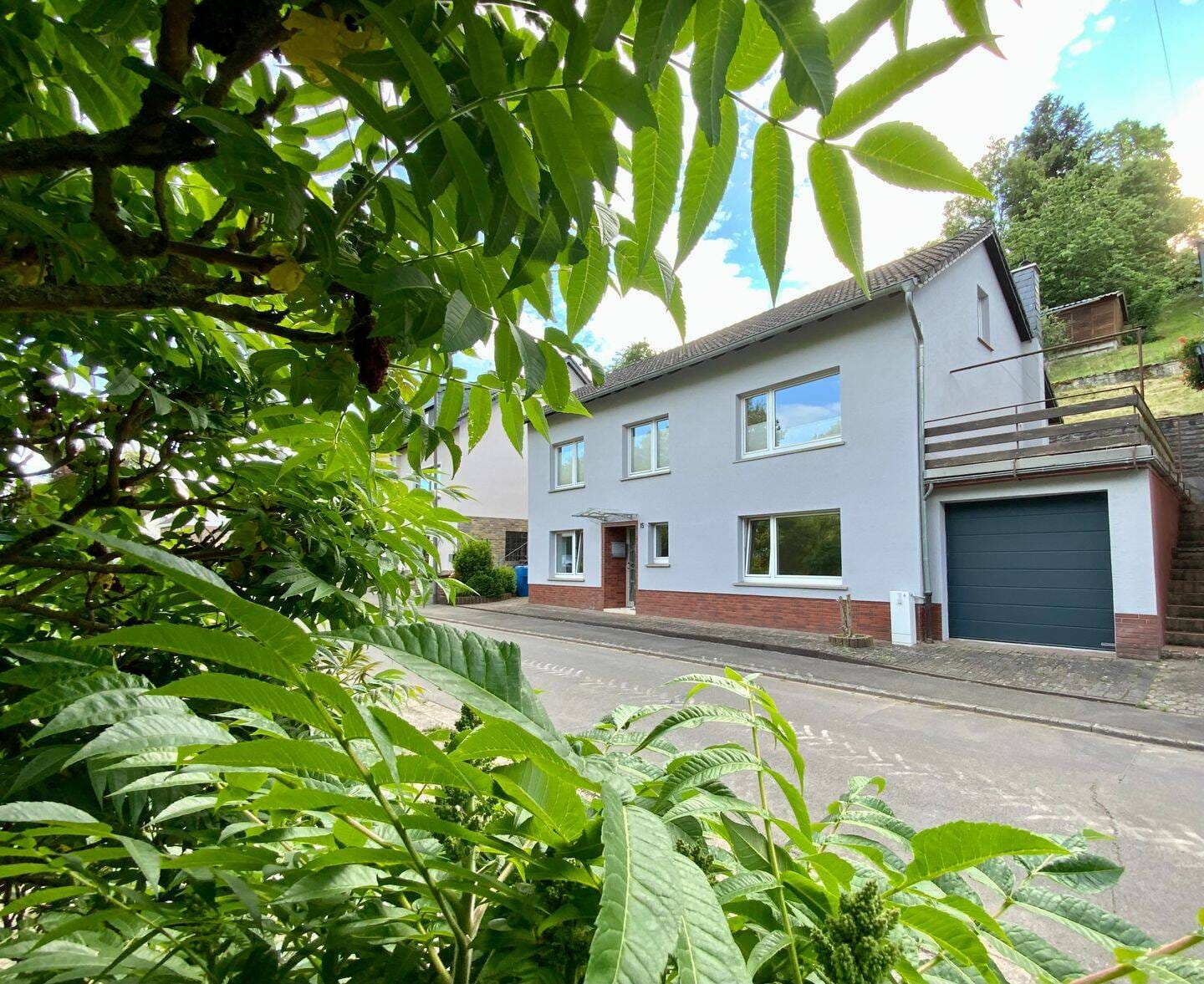 Immobilie in Waxweiler - Einfamilienhaus mit Wintergarten, Grundstück und einer traumhaften Aussicht und mehreren Terrassen in herrlicher, sehr ruhiger Naturlage in Waxweiler. - Bild 0