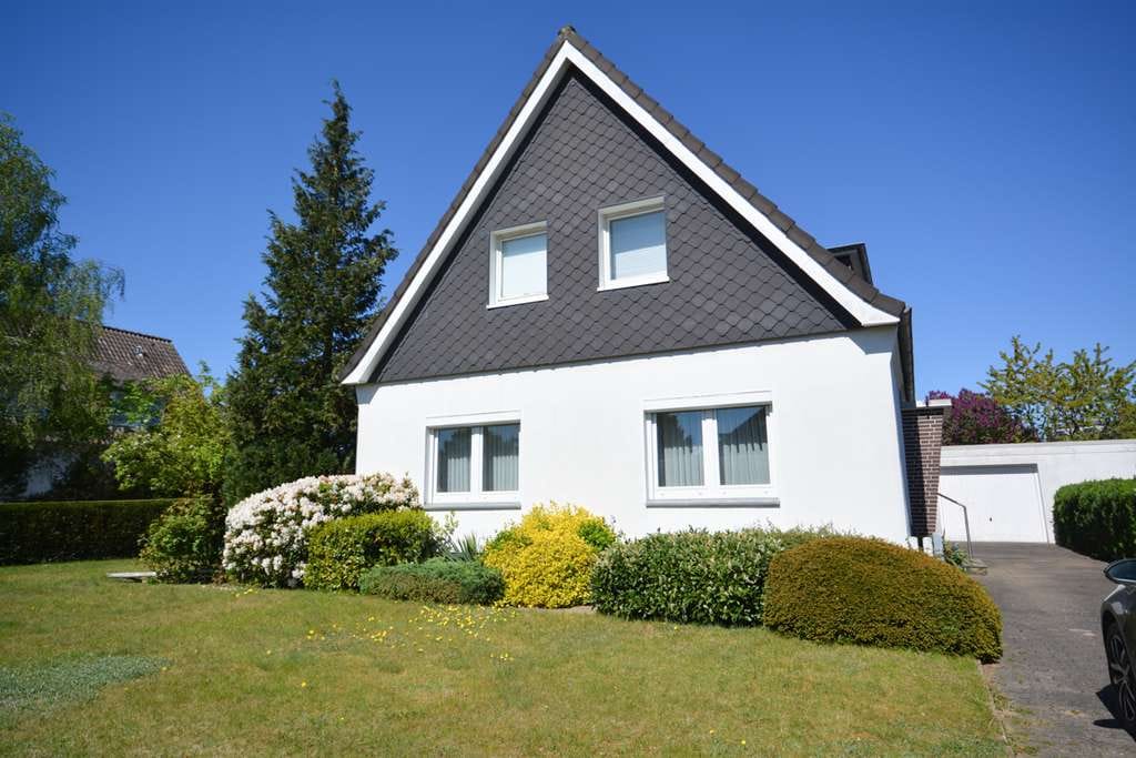 Immobilie in Bad Schwartau - Einfamilienhaus mit Keller, 2 Garagen und Garten (ELW möglich) - Bild 2
