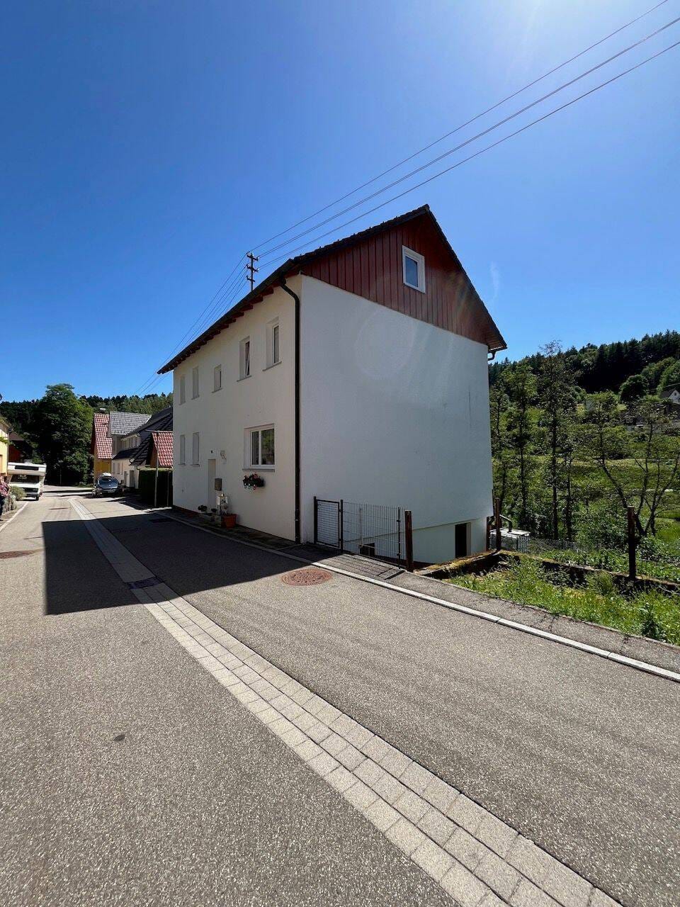 Immobilie in Loßburg - Charmantes Mehrgenerationenhaus mit Garage und schönem Garten - Bild 3