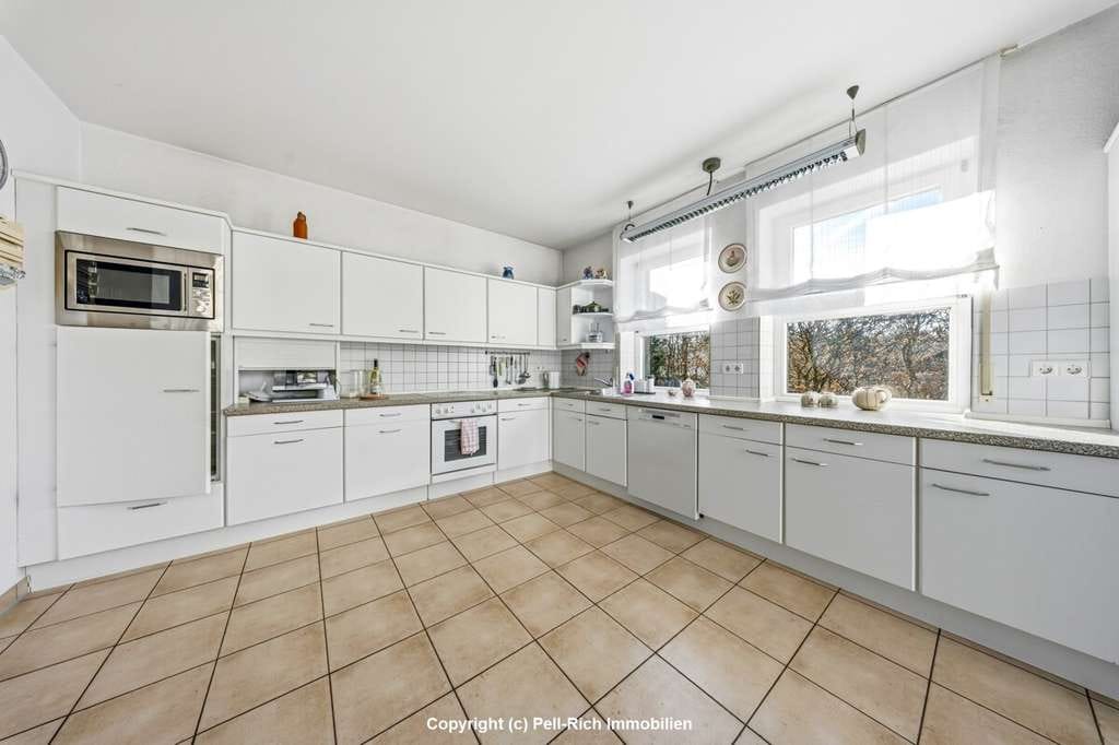 Immobilie in Marxzell - WOHNEN MIT WEITBLICK: Attraktives Architektenhaus für zwei Familien in schöner Höhenlage - Bild 2