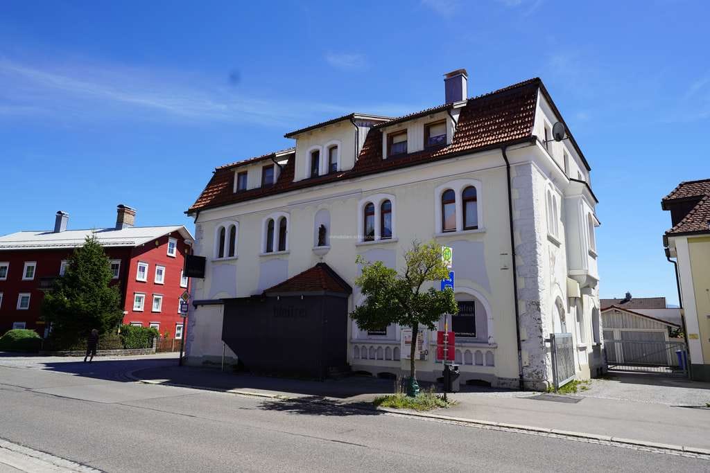 Immobilie in Lindenberg im Allgäu - Imposantes Wohn und Geschäftshaus mit 5 schönen Wohnungen und einer Gewerbeeinheit - Bild 0