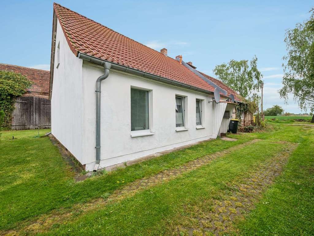 Immobilie in Friesack - Charmantes Reihenendhaus mit großem Grundstück und Entwicklungspotenzial - Bild 0