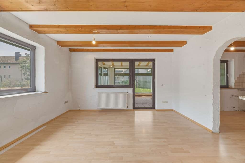 Immobilie in Altenstadt - 2-Familienhaus inkl. abgeschlossener Wohneinheit, Scheune & über 1.300 m² Grundstück - Bild 2