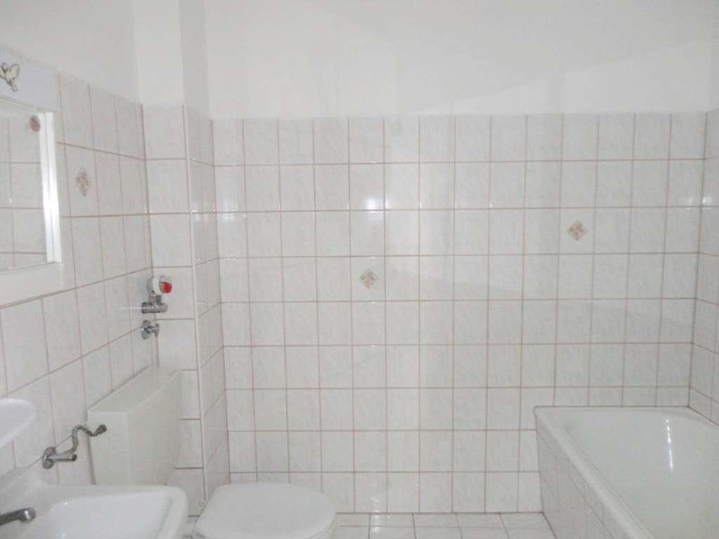 Immobilie in Waldkraiburg - 2-Zi.-Wohnung mit Balkon, Aufzug, Stellplatz – ideal für junge Paare - Bild 4