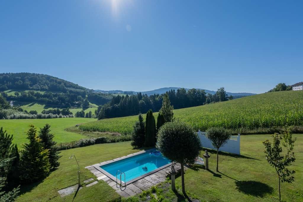Immobilie in Büchlberg - Exklusives Anwesen mit Gästehaus, Pool und Panoramablick – Ihr Rückzugsort im Bayerischen Wald - Bild 1