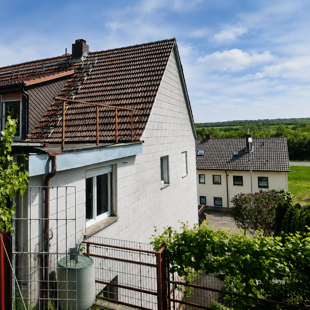 Immobilie in Gädheim - Wohnhaus (DHH) mit Doppelgarage inklusive zusätzlichem Baugrundstück in sonnige Hanglage - Gädheim - Bild 3
