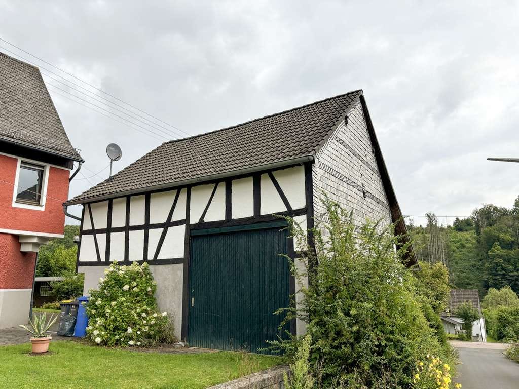 Immobilie in Hamm (Sieg) - Ruhig gelegenes Einfamilienhaus mit Garten, zwei Garagen und Scheune in idyllischer Lage! - Bild 2