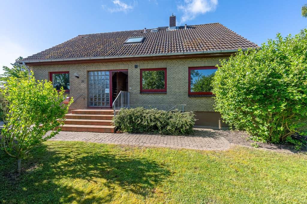 Immobilie in Heiligenhafen - Familienhaus mit Seele - eingewachsen, erhöht gelegen und voller Möglichkeiten - Bild 1