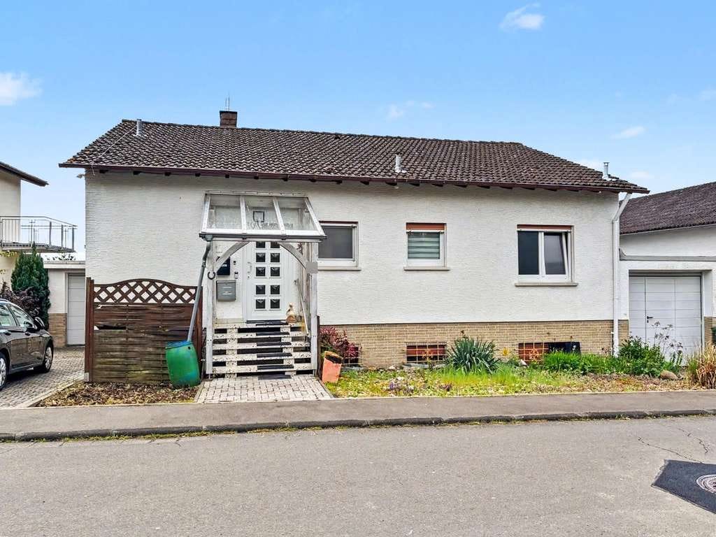 Immobilie in Wettenberg - Exklusives Zweifamilienhaus mit Wintergarten, Außenpool und Ausbaupotenzial in Wettenberg-Wißmar - Bild 0