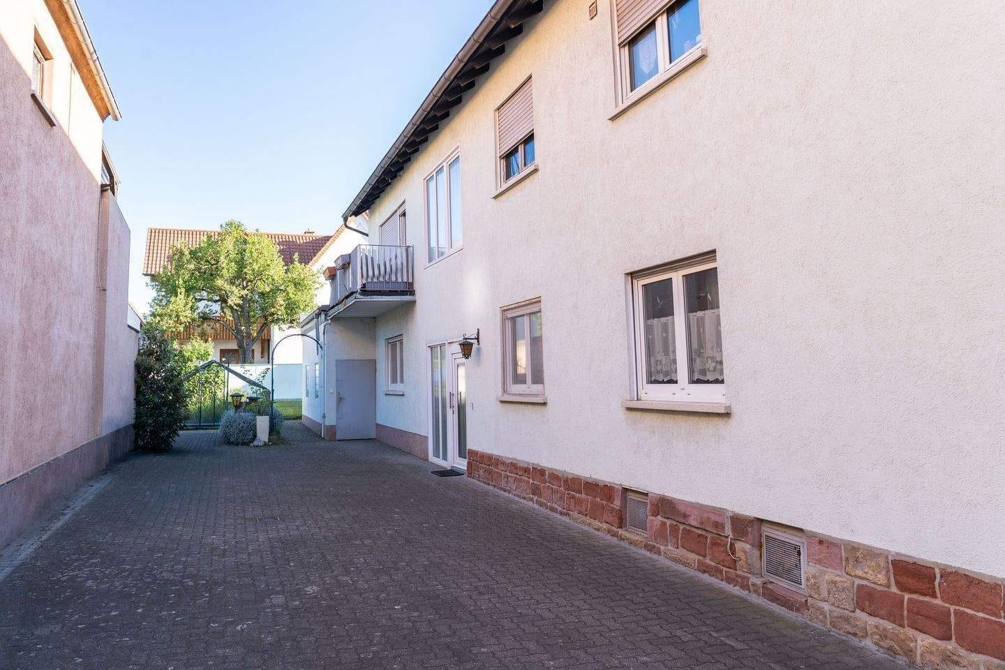 Immobilie in Lingenfeld - Eigentumswohnung im OG mit Potenzial: Langjährig vermietet, inkl. Balkon, Gartenanteil & Garagenstellplatz – starke Kapitalanlage in Lingenfeld - Bild 1