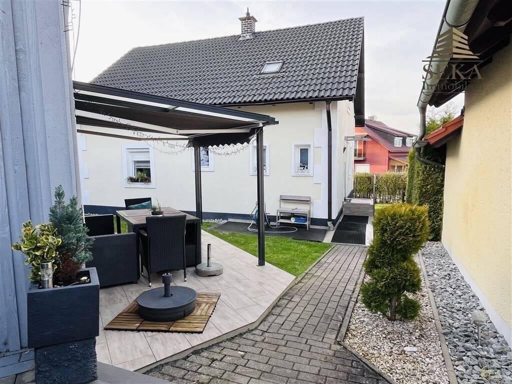 Immobilie in Schöllnach - Familienhaus in gewachsener Lage - komfortabel mit Carport - Bild 2