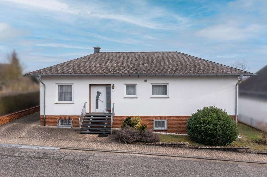 Immobilie in Altweidelbach - Großzügiger Bungalow mit Garage, möglicher Einliegerwohnung und pflegeleichter Grünfläche - Bild 1