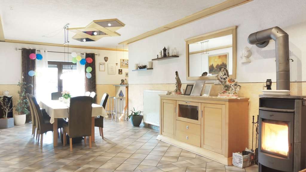 Immobilie in Oberthulba - Wohlfühlhaus mit Kamin, Terrasse und durchdachtem Grundriss - Bild 1