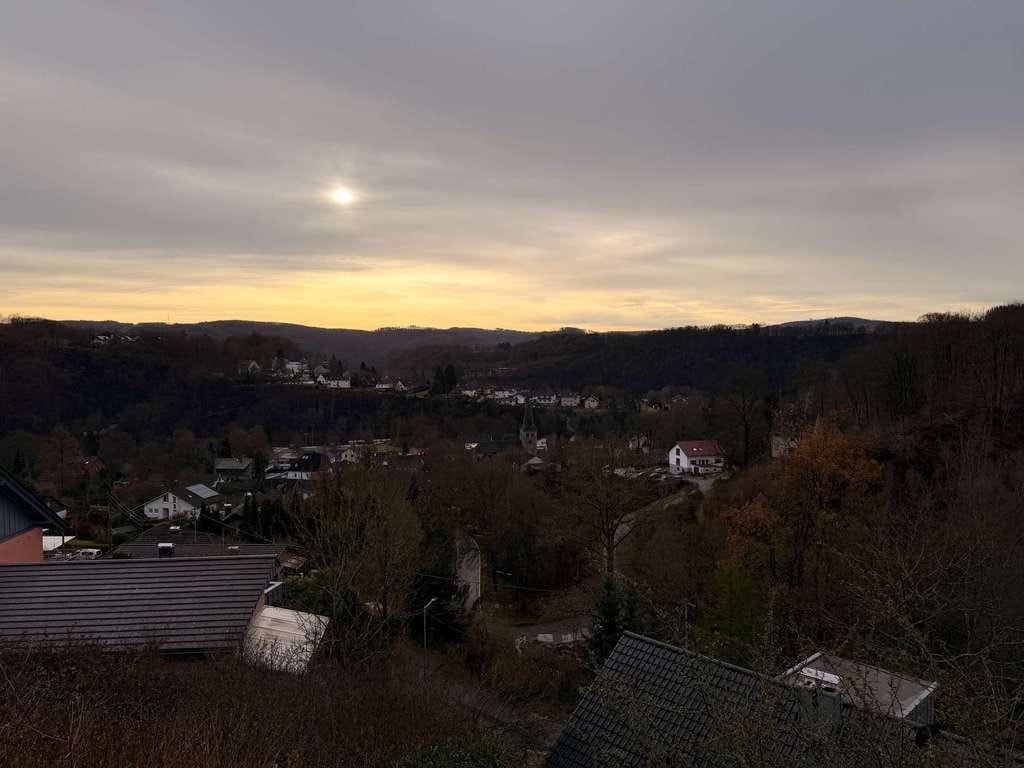 Immobilie in Windeck - Vermietetes Zweifamilienhaus für Mehrgenerationenwohnen in Top Lage - Bild 0