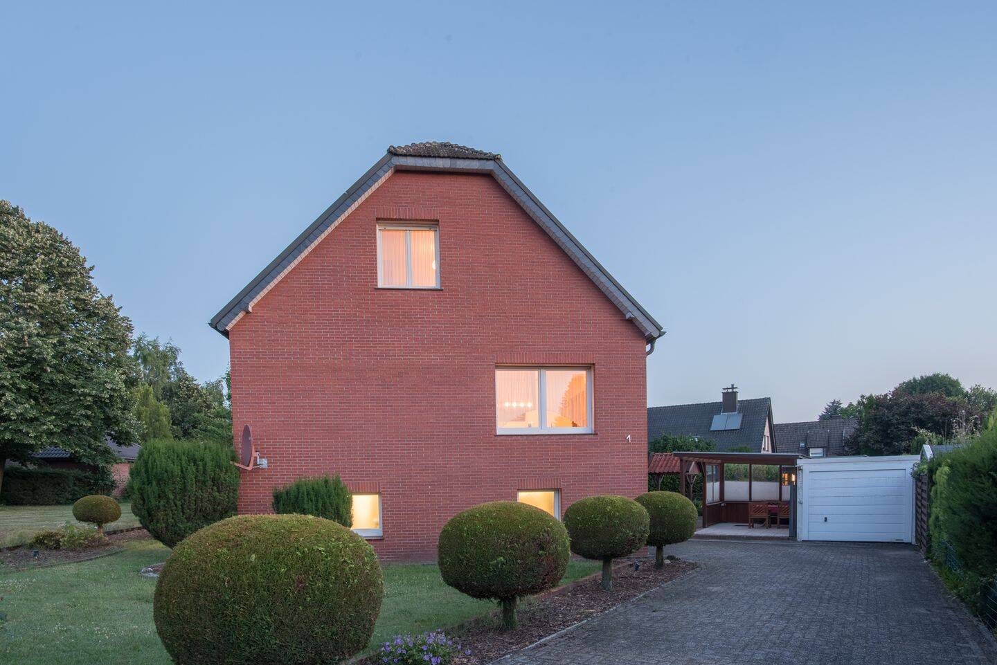 Immobilie in Schüttorf - Gepflegtes Einfamilienhaus mit schönem Grundstück, Garage und viel Nutzfläche in Schüttorf - Bild 1