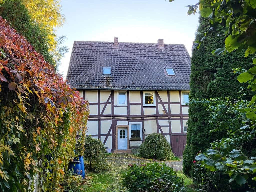 Immobilie in Staufenberg - Individuelles altes geräumiges Fachwerkhaus mit großem Grundstück und Garage - Bild 2