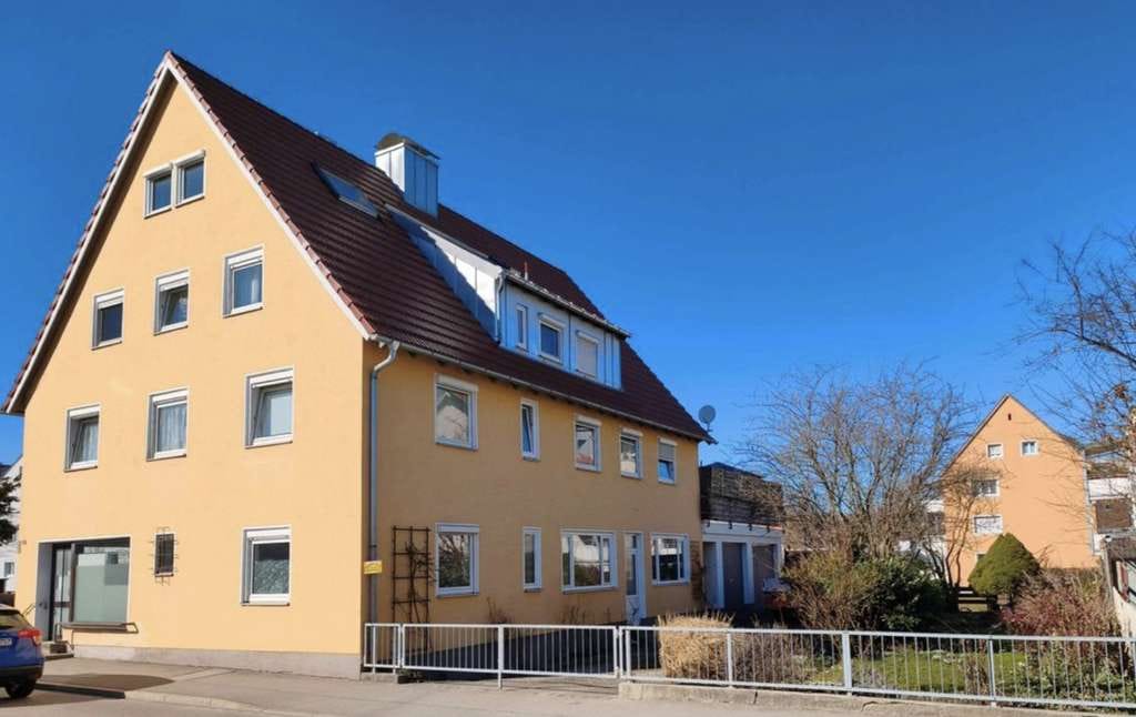 Immobilie in Kempten (Allgäu) - Anlageobjekt in St. Mang: Mehrfamilienhaus mit Praxis, zwei großen Wohnungen und Ausbaupotenzial - Bild 0