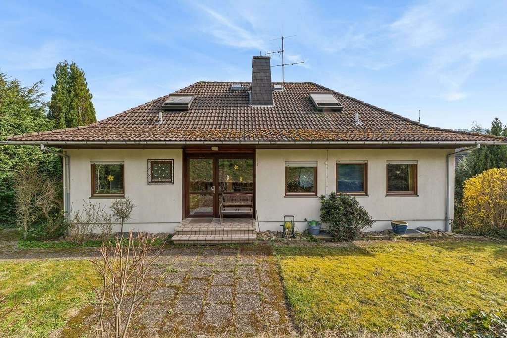 Immobilie in Niedernhausen - Einfamilienhaus mit Einliegerwohnung Wohnfläche 247 m2 mit Traumblick in Niedernhausen-Engenhahn - Bild 1