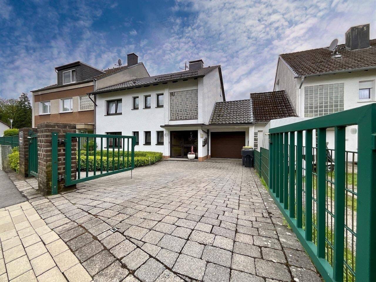 Immobilie in Breckerfeld - Gepflegtes Wohnhaus mit zwei Hauptwohnungen, zusätzlicher Dachgeschossnutzung und neuer Pelletheizung in Breckerfeld - Bild 1