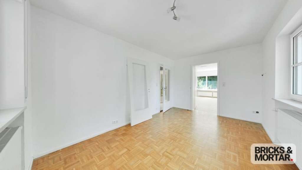 Immobilie in Aystetten - Geräumiges, energetisch saniertes Zweifamilienhaus mit Ausbaureserve und großzügigem Garten - Bild 3