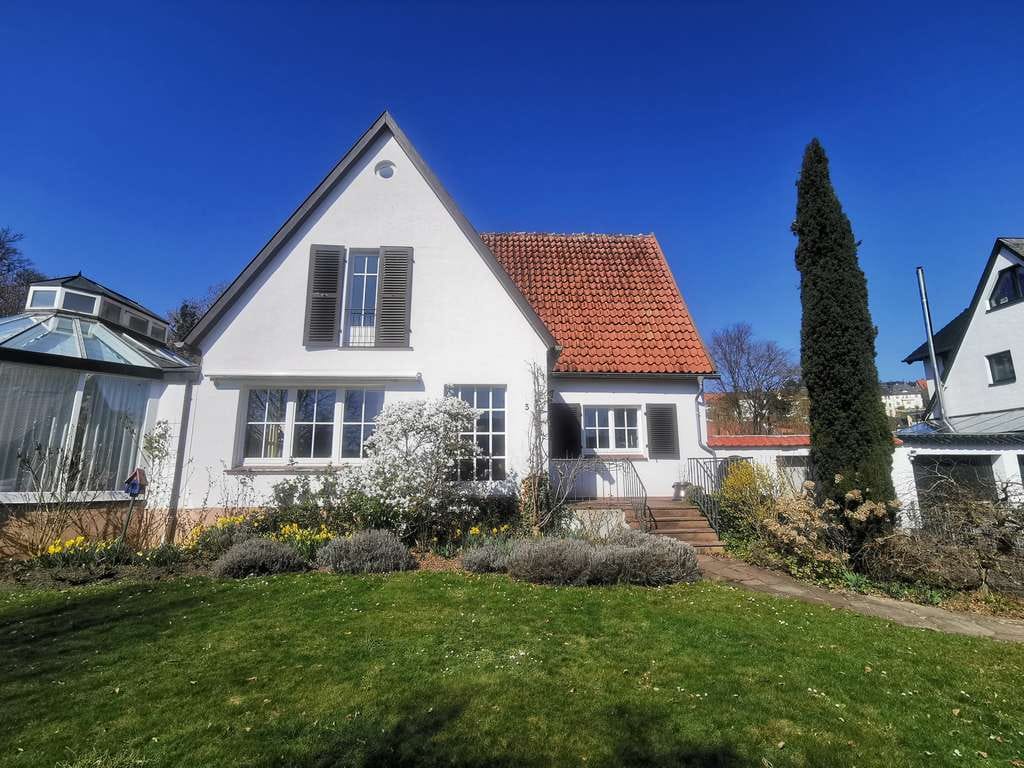 Immobilie in Marsberg - Großzügiges Einfamilienhaus mit Wintergarten, Kaminzimmer, Sauna und gewachsenem Garten in Marsberg - Bild 0