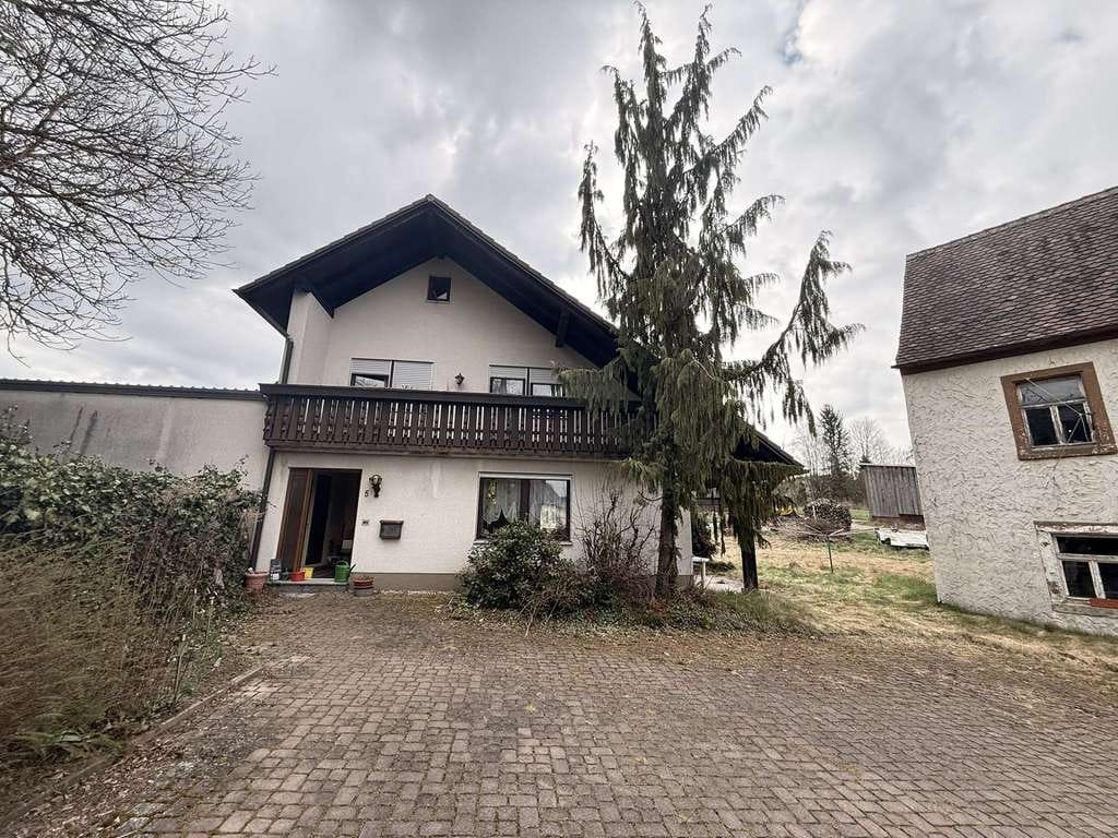 Immobilie in Höchstädt im Fichtelgebirge - Sanierungsbedürftiges Wohnhaus mit großzügigem Grundstück und Nebengebäuden zu verkaufen - Bild 0