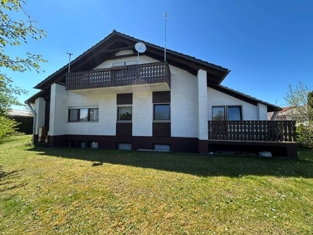 Immobilie in Wallersdorf - Komfortables Wohnen in einem großzügigen Einfamilienhaus mit Einliegerwohnung - Bild 0
