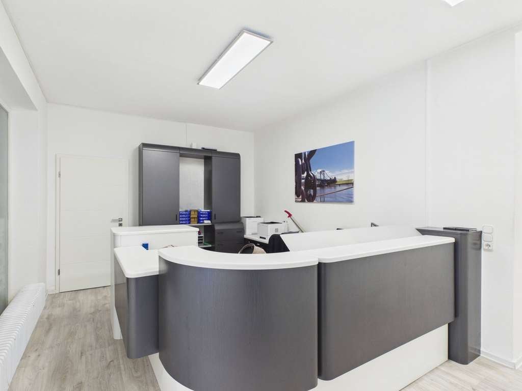 Immobilie in Zetel - Vielseitiges Wohn- und Geschäftshaus mit zwei Wohneinheiten und großzügiger Gewerbefläche in Zetel - Bild 1