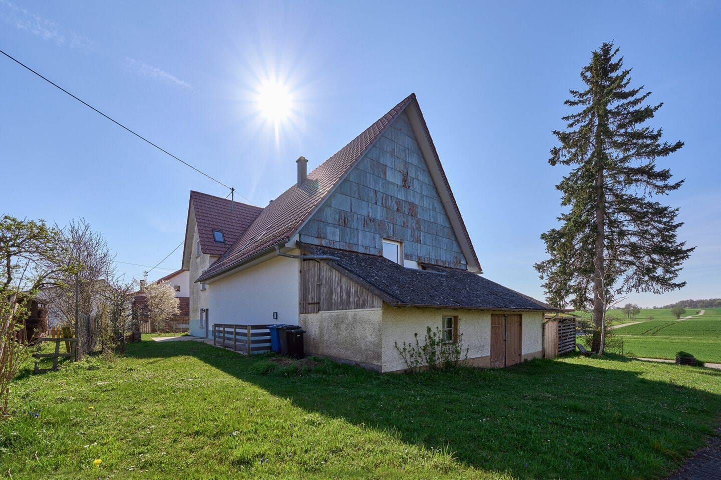 Immobilie in Leibertingen - Liebevoll saniertes Bauernhaus in Ortsrandlage mit modernem, gewerblichen Scheunenumbau - Bild 4