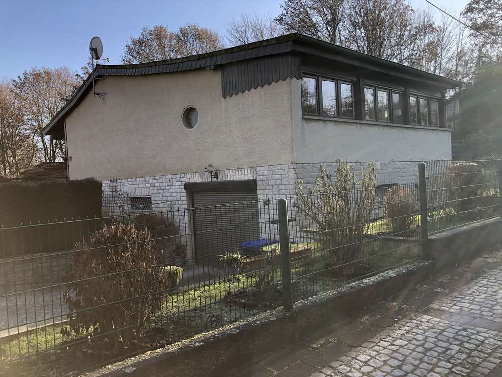 Immobilie in Apolda - Freistehendes Einfamilienhaus in beliebter Wohnlage - auf großem Grundstück mit 3 Garagen und Garten - Bild 2