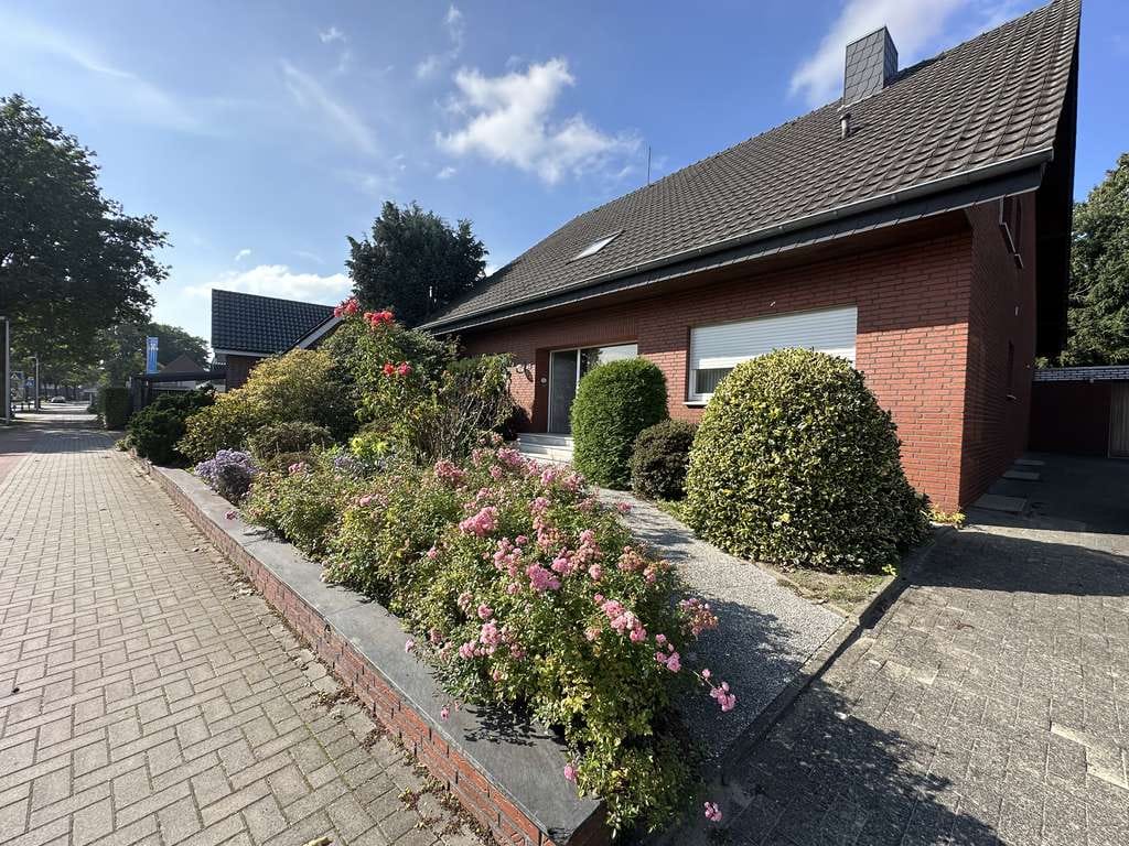 Immobilie in Gronau - Sehr geräumiges Einfamilienhaus mit Einliegerwohnung, Vollkeller & Garage in guter Wohnlage von Epe - Bild 2