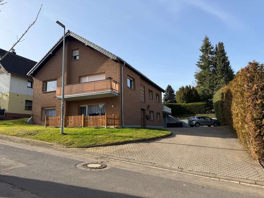 Immobilie in Nettersheim - Kapitalanlage mit Perspektive: Vermietetes Dreifamilienhaus plus Baugrundstück in Nettersheim - Bild 0
