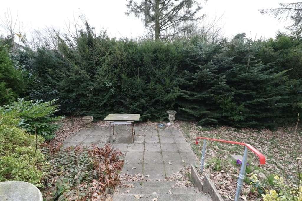 Immobilie in Heide - Großzügiges Einfamilienhaus mit massiver Garage in ruhiger Seitenstraßenlage im "alten Heide-Ost" - Bild 2