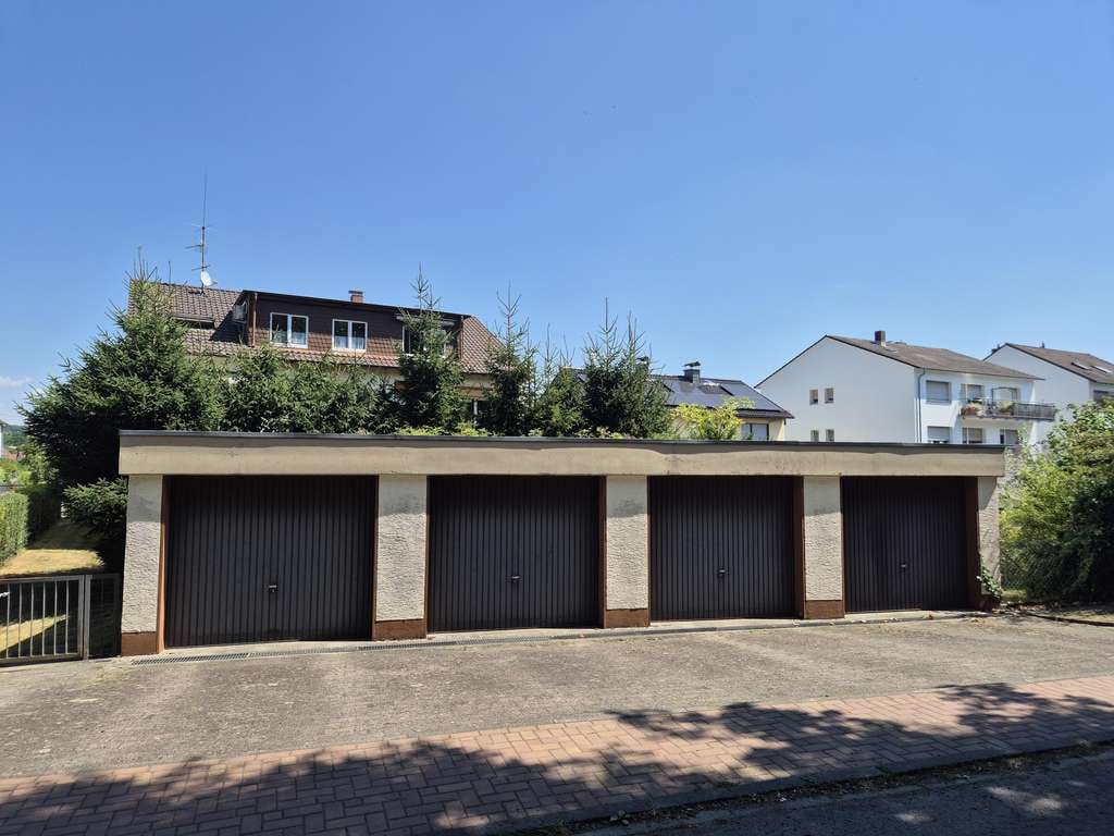 Immobilie in Kelkheim - Solides Investment mit Potenzial: 6 Wohneinheiten, 4 Garagen und großzügigem Grundstück - Bild 1