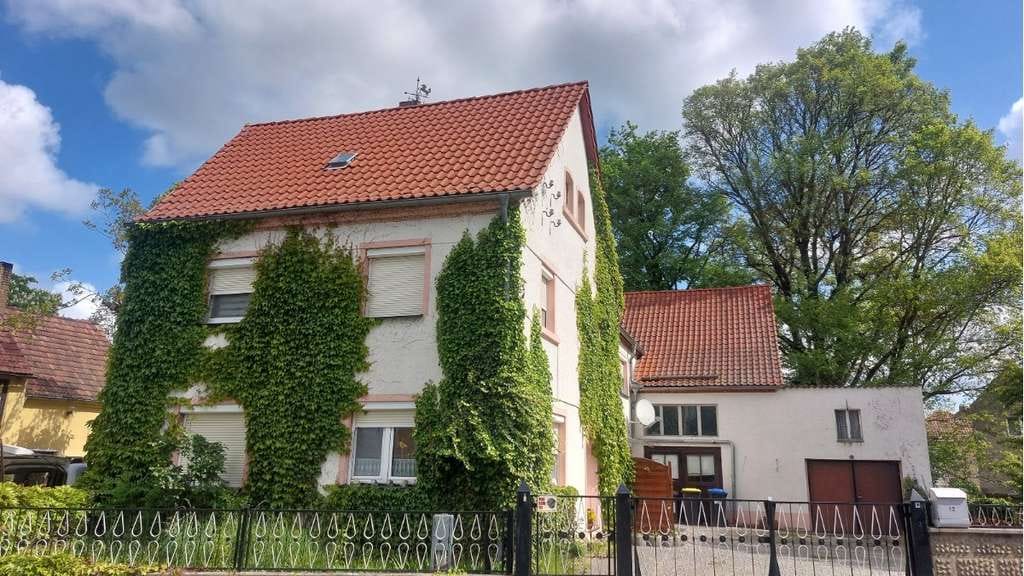 Immobilie in Ebersbach - Zwei-Familien-Haus mit Scheune und viel Platz zu verkaufen - Bild 1