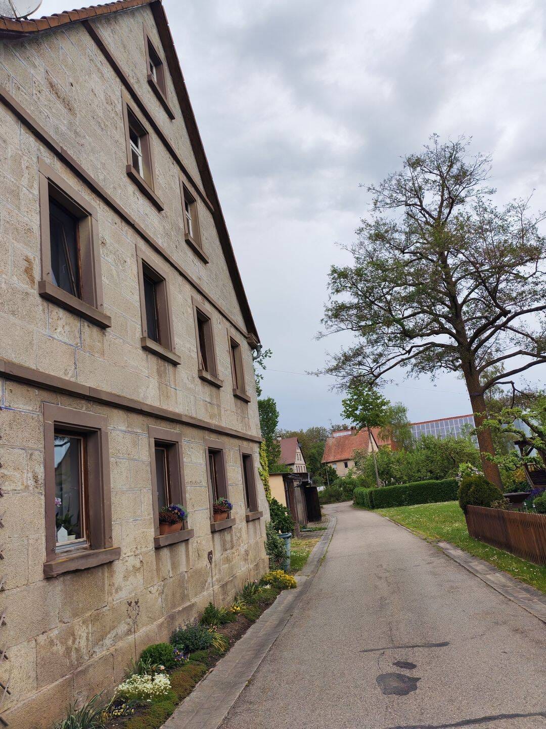 Immobilie in Adelshofen - Charmantes Bauernanwesen mit Scheune, Nebengebäuden und idyllischem Garten - Bild 0