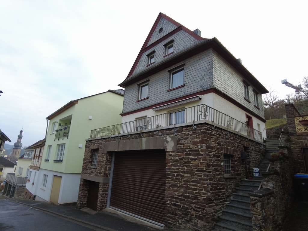Immobilie in Cochem - Seltene Gelegenheit: Zweifamilienhaus mit zwei Garagen und Stellplatz in der Innenstadt von Cochem - Bild 0