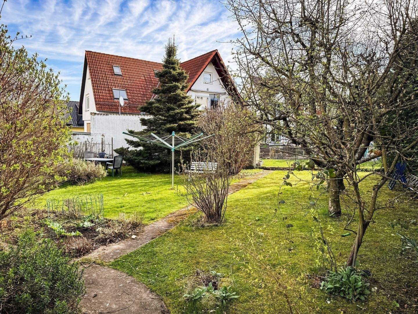 Immobilie in Kaufungen - Attraktives Ein- bis Zweifamilienhaus mit Garten und Garage in Kaufungen - Bild 1