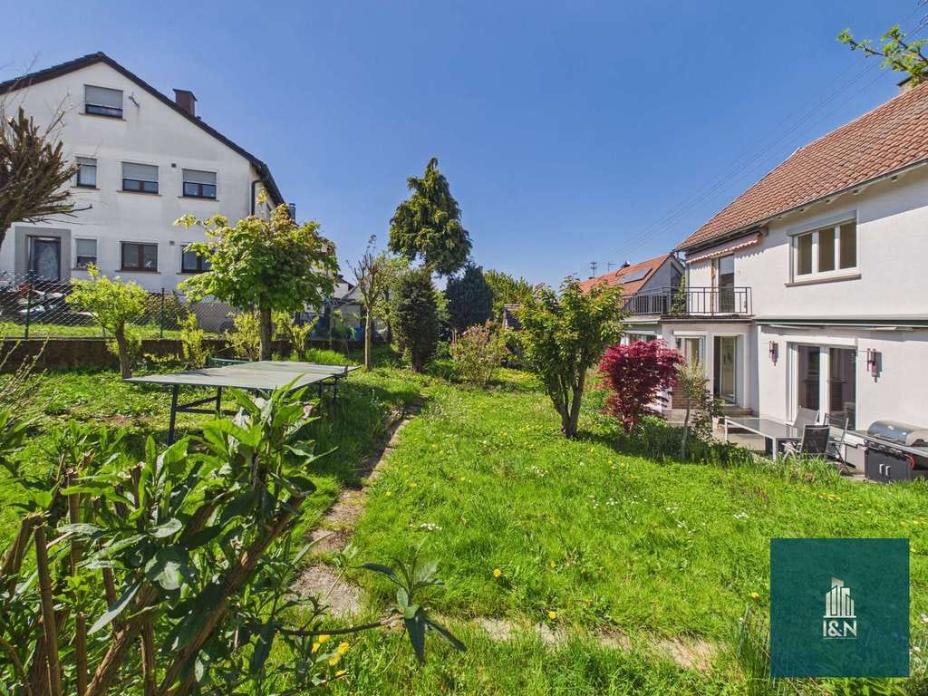 Immobilie in Erdmannhausen - RAUMWUNDER - Großes Ein-bis Zweifamilienhaus mit 3 Garagen und großem Garten - Bild 3