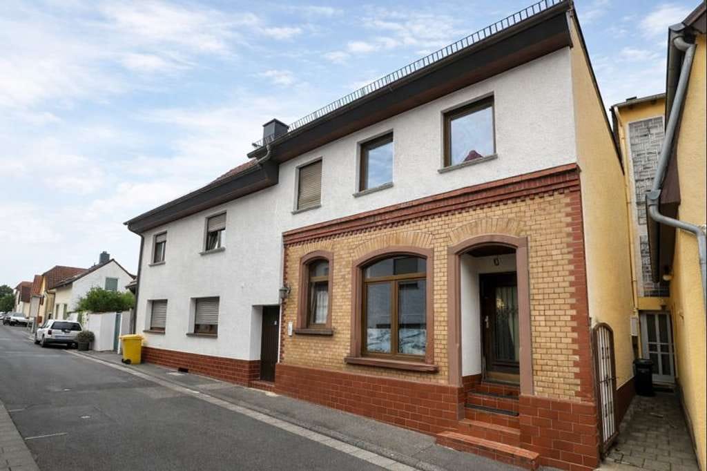 Immobilie in Hofheim am Taunus - Großzügige Maisonettewohnung über drei Etagen mit Haus-im-Haus-Charakter - Bild 0