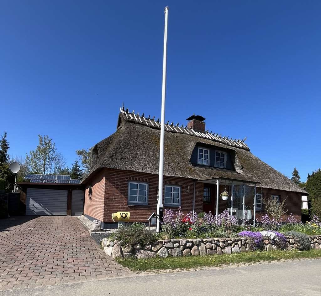 Immobilie in Twedt - Traumhaftes grundsaniertes Reetdachhaus. Tolle Lage in Twedt. Ostsee-und Schleinähe ! Ansehen ! - Bild 1