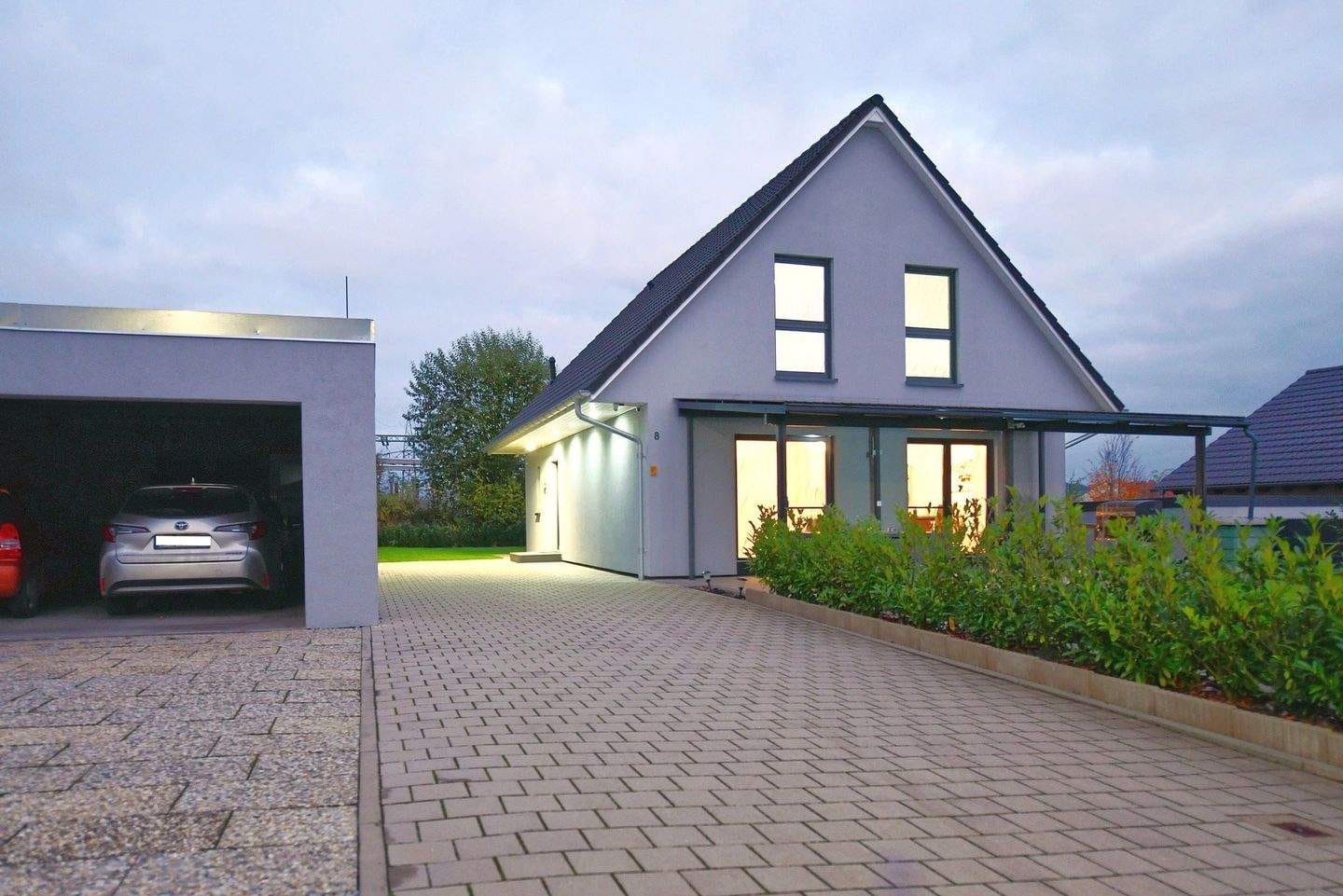 Immobilie in Neufahrn in Niederbayern - KFW 55 Niedrigenergiehaus: neuwertig, modern und preislich wirklich fair - Bild 0