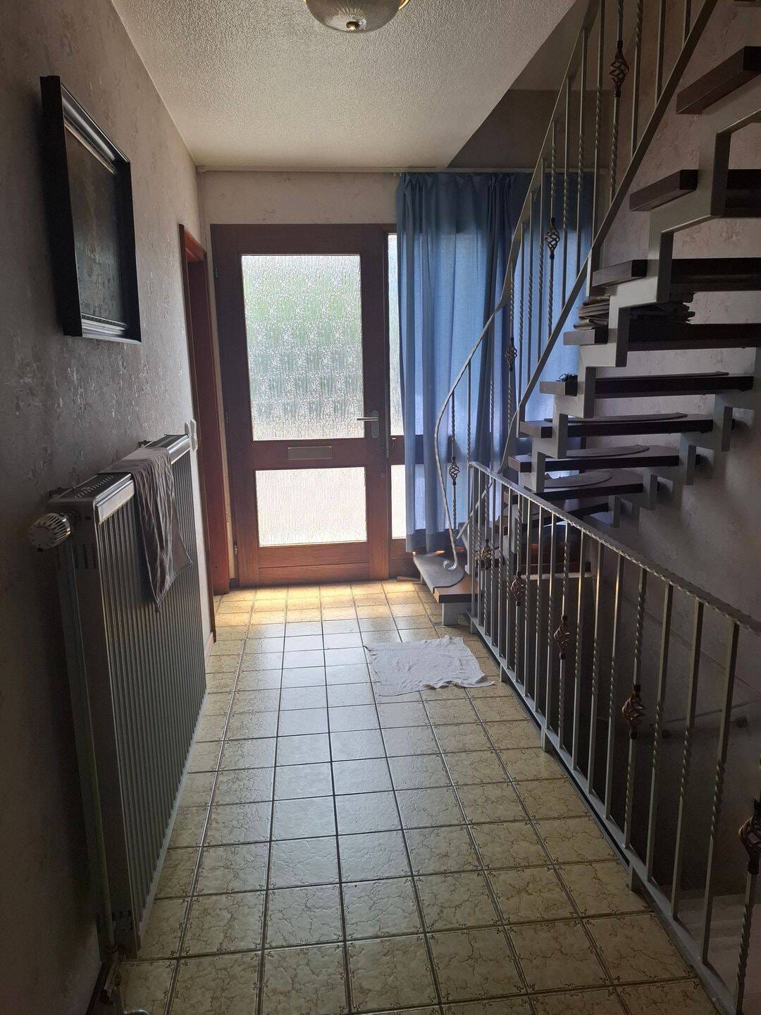 Immobilie in Moers - Freistehendes Ein-/Zweifamilienhaus mit Garten, Sauna und Kellerbar in ruhiger Sackgasse in Moers-Kapellen - Bild 1