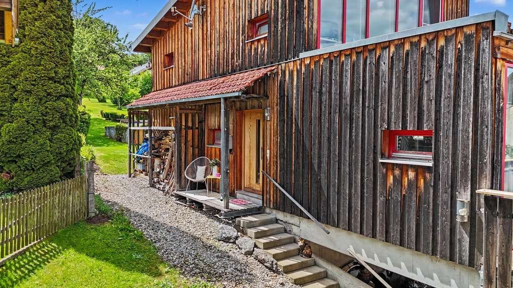 Immobilie in Fuchstal - Urlaub zuhause: Einzigartiges Wohnhaus mit traumhaftem Garten in Leeder - Bild 1